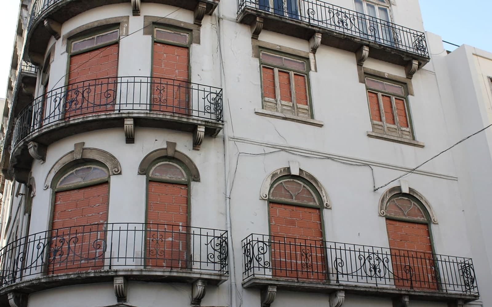 Editorial image for "Moving to Portugal With Wealth: The Questions to Ask Before You Arrive". Source image: Building in Lisbon.